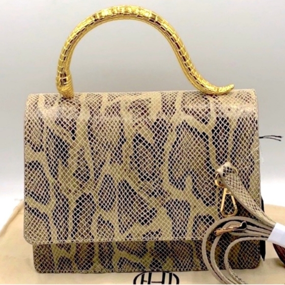 🔊LIVE Co-Host SHOW🔊 Designer Bags & Unique Accessories- w/@sarahbelle1616 - Picture 5 of 16